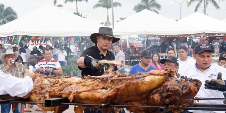 Un rotundo éxito fue el Festival de la Carne, en las instalaciones de la Expo Feria de Reyes, donde se cocinó una vaca entera de 354 kilos a la vuelta y vuelta durante 24 horas.