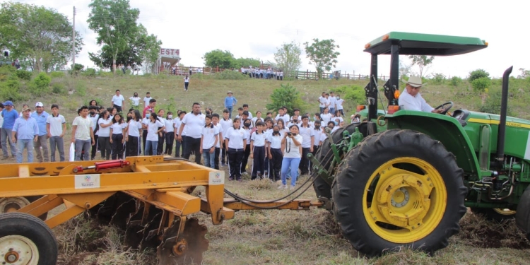 Cumpliendo con su promesa, el alcalde Pedro Couoh y regidores del ayuntamiento, dieron el banderazo de inicio de los trabajos de mecanización de tierras que se llevarán cabo en la escuela Secundaria Técnica #4.