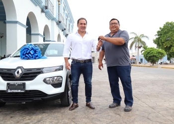 El alcalde Julián Zacarías Curí entregó un vehículo Renault modelo Kwid versión Inten 2023 al ciudadano José Tinal López, ganador del primer lugar de la “Rifa del impuesto predial 2023”.
