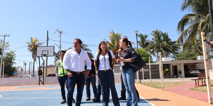 El alcalde Julián Zacarías Curi visitó el parque Brisas Vecinal con el propósito de supervisar de primera mano los trabajos de rehabilitación que está realizando el Ayuntamiento de Progreso, a través de la Dirección de Servicios Públicos y Ecología.