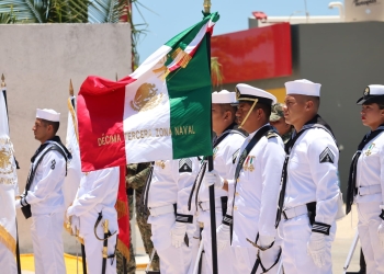 El día de ayer, las autoridades de los tres niveles de gobierno conmemoraron el Día de la Marina Nacional en la explanada del Memorial a los hombres caídos en el mar, ubicado en el puerto de Progreso.