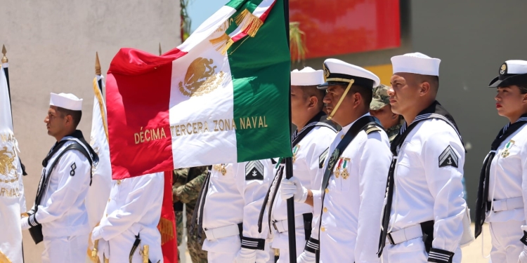 El día de ayer, las autoridades de los tres niveles de gobierno conmemoraron el Día de la Marina Nacional en la explanada del Memorial a los hombres caídos en el mar, ubicado en el puerto de Progreso.
