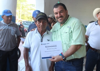Productores de Popolnah reciben certificados para perforar pozos