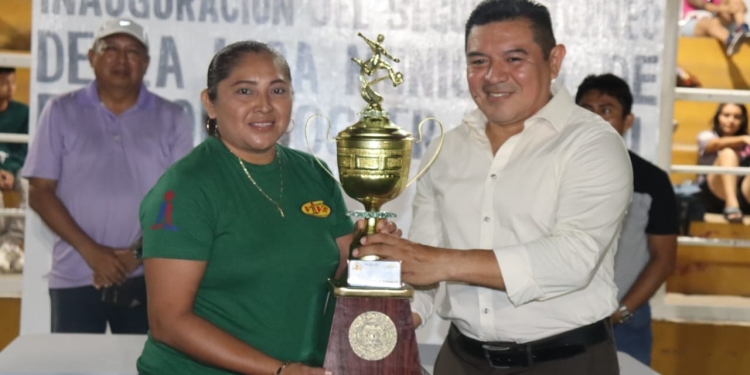 El Ayuntamiento de Valladolid está comprometido con el deporte, por ello el alcalde Alfredo Fernández, inauguró el segundo torneo de la liga municipal de fútbol femenil y realizó la premiación del primer torneo.