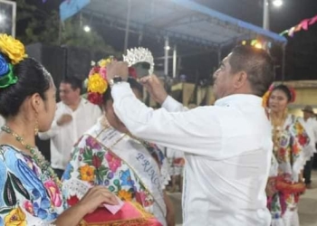 En un ambiente de algarabía y júbilo, el presidente municipal, Lucio Balam Herrera, coronó a la reina de la tradicional Feria Chemax 2023, ante cientos de personas que se congregaron en la cancha del parque principal, el pasado 1 de junio.