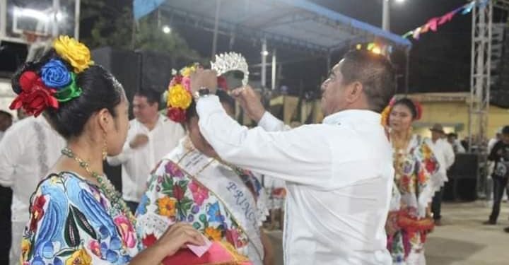 En un ambiente de algarabía y júbilo, el presidente municipal, Lucio Balam Herrera, coronó a la reina de la tradicional Feria Chemax 2023, ante cientos de personas que se congregaron en la cancha del parque principal, el pasado 1 de junio.