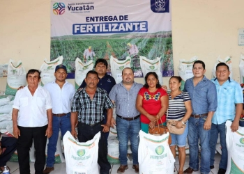 Entregan apoyos a los trabajadores agrícolas en Oxkutzcab
