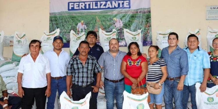 Entregan apoyos a los trabajadores agrícolas en Oxkutzcab