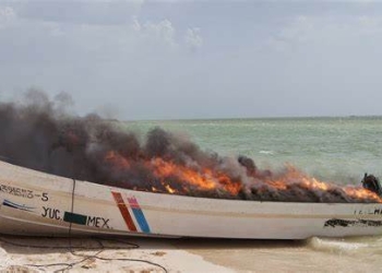 Queman Lancha de pescadores furtivos en Dzilam de Bravo