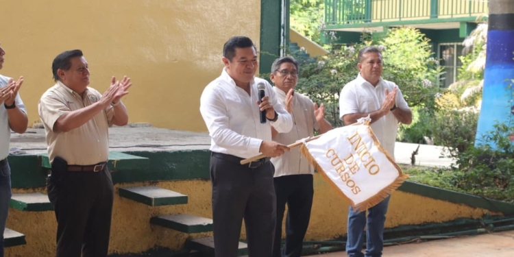 Alcalde presidió regreso a clases en Valladolid; llama a los estudiantes a “echarle todas las ganas”