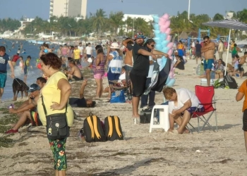 Turistas aprorvechan penúltimo fin de semana de vacaciones para ir a la playa