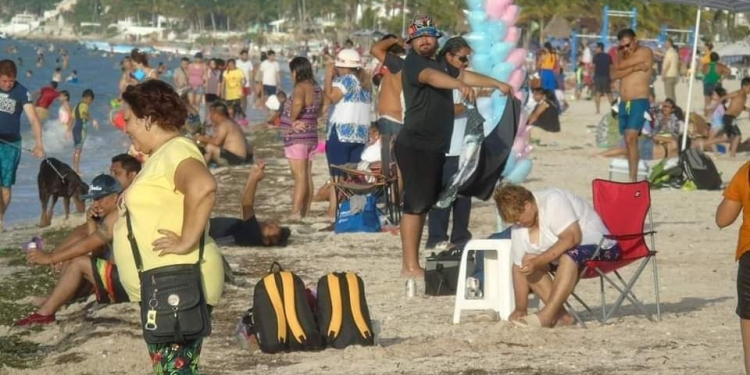 Turistas aprorvechan penúltimo fin de semana de vacaciones para ir a la playa