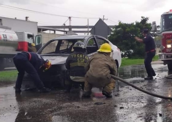 Auto de la SSP es consumido por el fuego en el periférico de Mérida