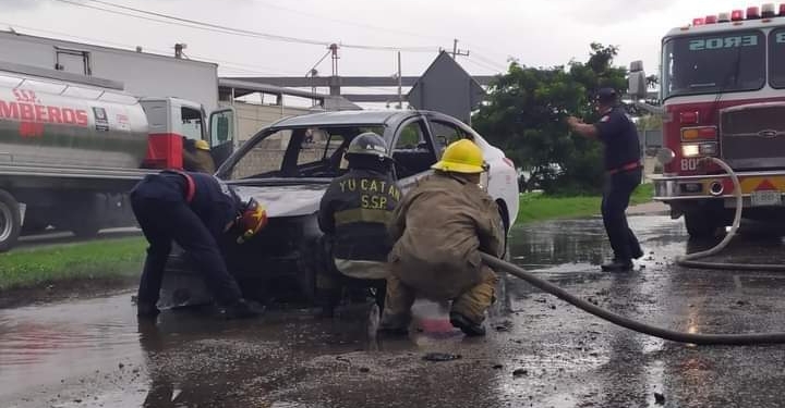 Auto de la SSP es consumido por el fuego en el periférico de Mérida