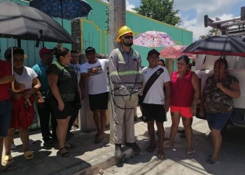 Habitantes de Valladolid amarran a empleado de la CFE cansados por falta de energía