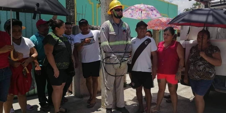 Habitantes de Valladolid amarran a empleado de la CFE cansados por falta de energía
