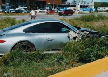 Joven se accidenta con auto de lujo: se sale de la carretera Mérida-Progreso.