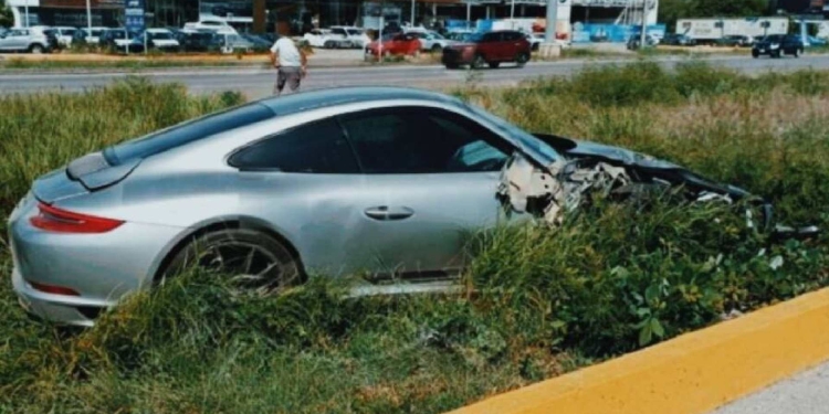 Joven se accidenta con auto de lujo: se sale de la carretera Mérida-Progreso.