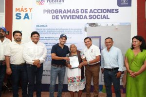 El gobernador de Yucatán, entregó certificados de vivienda a familias de Temozón,