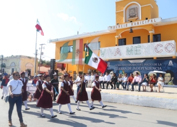 Ayer por la mañana se llevó a cabo den Kanasín el desfile por día de la Independencia de México; el acto cívico en conmemoración del CCXIII Aniversario