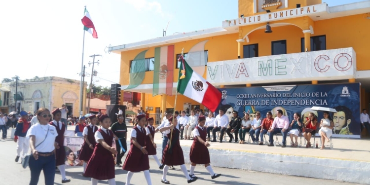 Ayer por la mañana se llevó a cabo den Kanasín el desfile por día de la Independencia de México; el acto cívico en conmemoración del CCXIII Aniversario