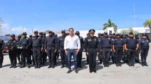 Entregan uniformes nuevos a policías de Progreso