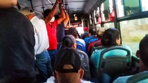 Los prestadores del servicio público de transporte de pasajeros deben garantizar la seguridad y tienen prohibido el sobrecupo.