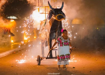 Una Mestiza de Teabo arrastra el tradicional Torito de Fuegos artificiales, de las fiestas patronales