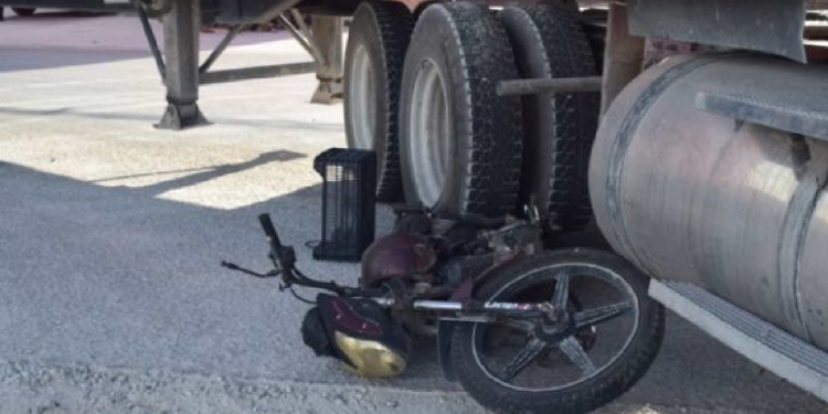 Tráiler impacta a motociclistas y terminan lesionados en puerto Progreso.