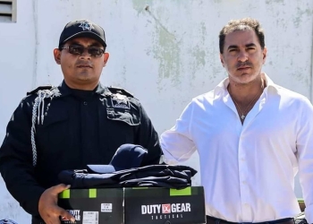Uniformes nuevos a policías de Progreso: el alcalde Julián Zacarías Curi encabezó el acto.