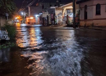 Ríos en las calles de Ticul: la lluvia torrencial dejó las vías bajo el agua.