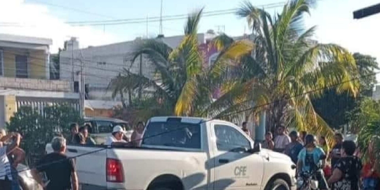 Retienen a trabajadores de la CFE en el oriente de Progreso: los vecinos se quejan de fallas constantes en la zona.