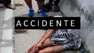 El motociclista terminó gravemente herido con una fracturada expuesta en la pierna izquierda.