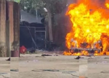 Se quema camioneta con cuantiosa suma de dinero en un estacionamiento de Oxkutzcab