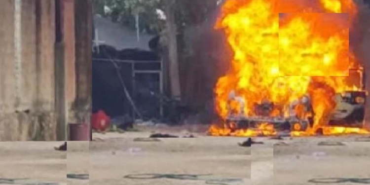 Se quema camioneta con cuantiosa suma de dinero en un estacionamiento de Oxkutzcab
