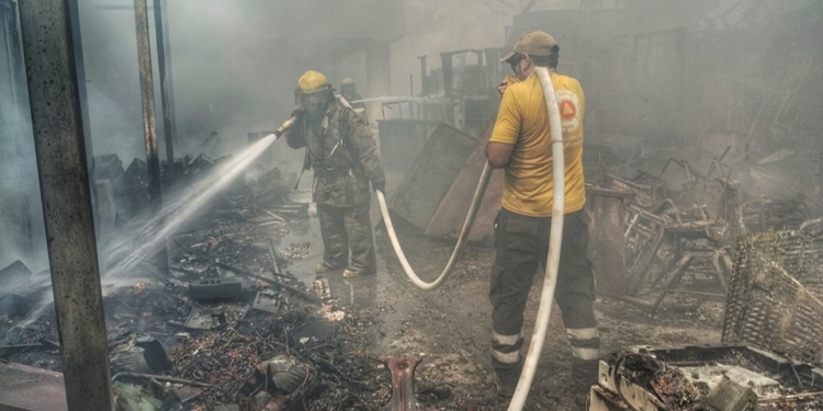 ¡Tragedia en Motul! Incendio Devora Edificio del INEA