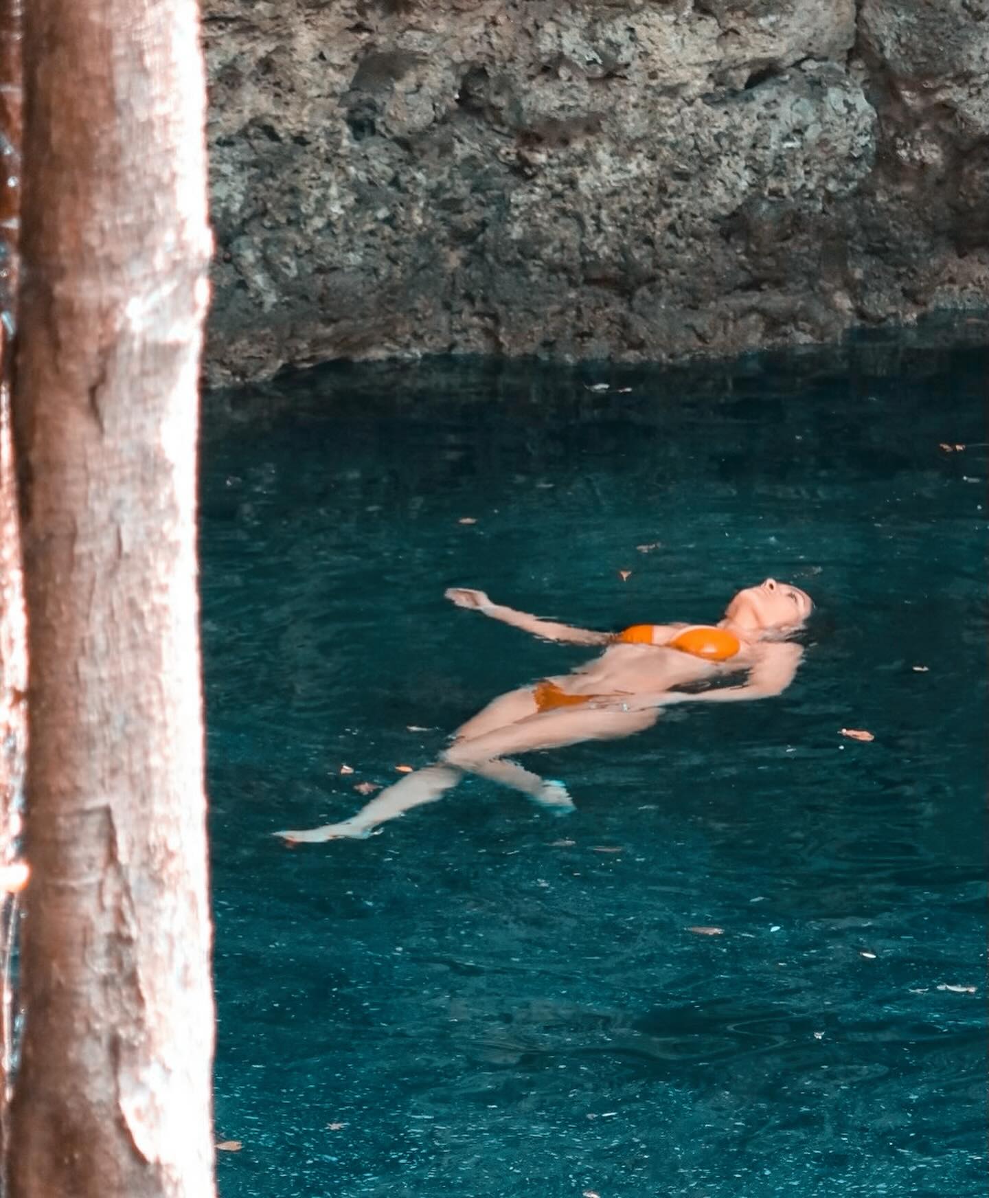 SALMA HAYEK DESLUMBRA CON SU BIKINI NARANJA EN LOS CENOTES DE YUCATÁN